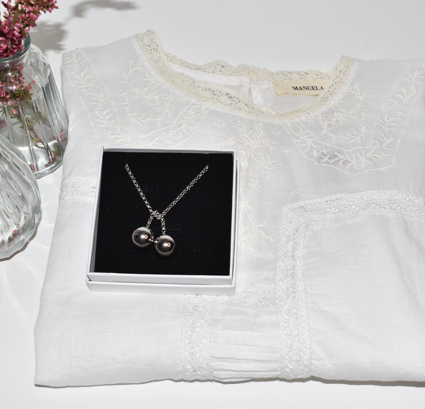 PACK BLUSA BOUQUET + COLGANTE CLAUDE PLATEADO