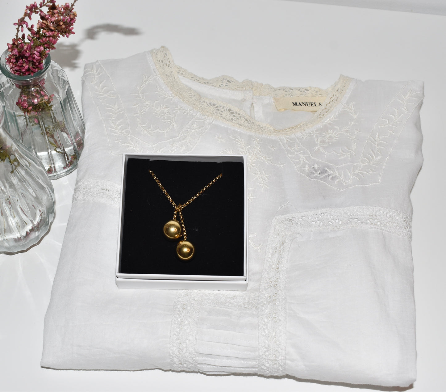 PACK BLUSA BOUQUET + COLGANTE CLAUDE DORADO