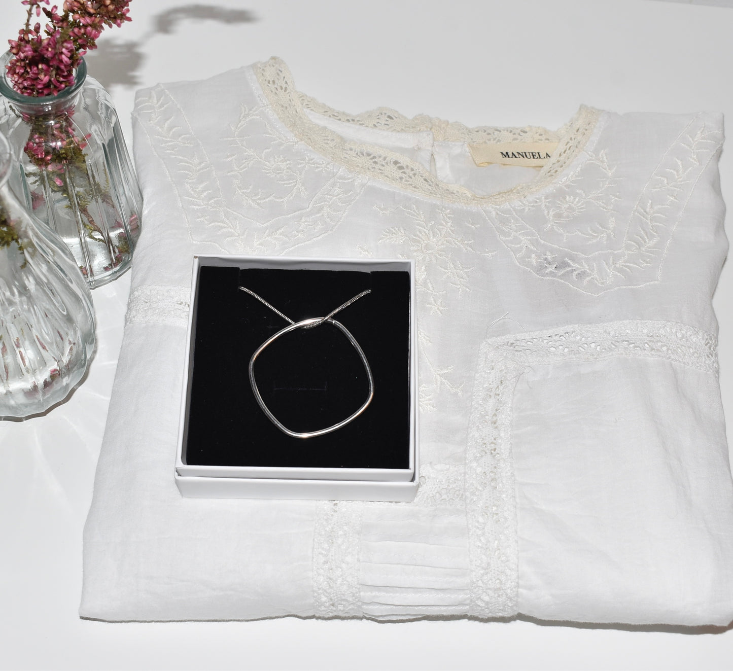 PACL BLUSA BOUQUET + COLGANTE DELPHINE PLATEADO