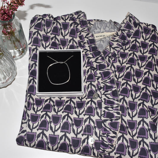 PACK BLUSA NORA + COLGANTE DELPHINE PLATEADO