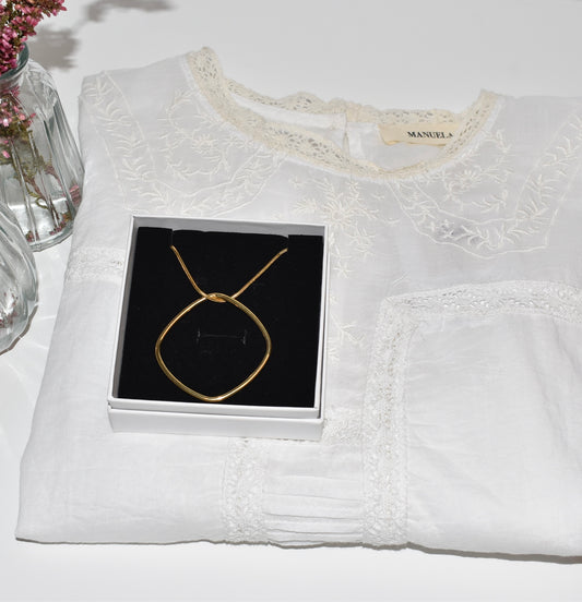 PACK BLUSA BOUQUET + COLGANTE DELPHINE DORADO